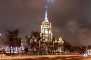 Blick auf das Hotel Ukraine bei Nacht in Moskau, Russland. es ist eine der sieben schwestern, einer gruppe von sieben wolkenkratzern in moskau im stalinistischen stil. foto