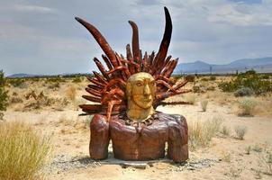 borrego spring, ca - 12. juli 2020 - metallskulptur im freien eines amerikanischen ureinwohners, in der nähe des anza-borrego desert state park. foto