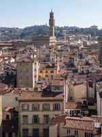 Luftaufnahme des Arnolfo-Turms im Palazzo Vecchio in Florenz, Italien foto