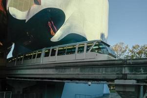 Seattle, Washington – 20. August 2005 – Erleben Sie ein Musikprojekt, bei dem die Seattle Monorail durchläuft. emp wurde von Frank Gehry entworfen und beherbergt viele seltene Artefakte aus der Geschichte der populären Musik. foto