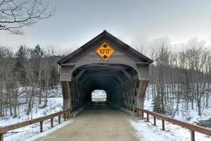 Upper Falls überdachte Brücke in Downers, Vermont foto