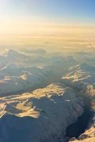 eine luftaufnahme der schneebedeckten berge der fjorde norwegens im winter. foto