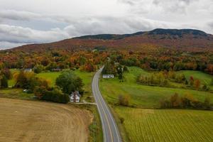 luftaufnahme von vermont und umgebung während der laubspitzen im herbst. foto