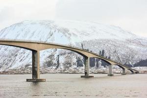 Die Gimsoystraumen-Brücke ist eine freitragende Straßenbrücke, die die Meerenge Gimsoystraumen zwischen den Inseln Austvagoya und Gimsoya in der Gemeinde Vagan in der Provinz Nordland, Norwegen, überquert. foto