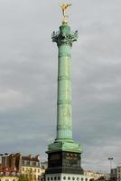 paris, frankreich - 25. november 2006 - die julisäule ist ein denkmal für die revolution von 1830 auf dem place de la bastille in paris, frankreich. foto