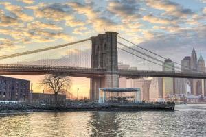 Skyline von New York City und Brooklyn Bridge foto
