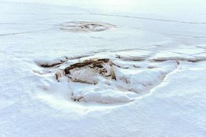 schneebedeckter see storvatnet auf den lofoten, norwegen im winter. foto