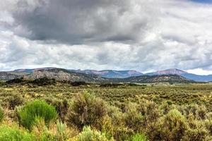 felsformationen entlang der johnson canyon road in utah, usa. foto