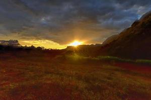 Panorama des Sonnenuntergangs im Vinales-Tal, nördlich von Kuba. foto