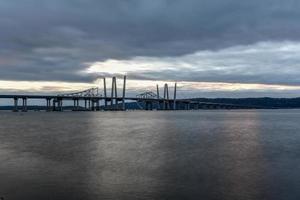 Neue und alte Tappan-Zee-Brücken überqueren den Hudson River mit einem dramatischen Sonnenuntergang. foto