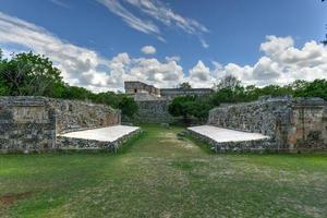 ballplatz auf dem territorium der archäologischen und historischen stätte uxmal, antike stadt, vertreter des puuc-baustils in yucatan, mexiko. foto