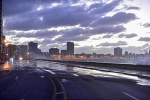 abends am sea drive malecon in havanna, kuba, wenn die wellen überschlagen. foto