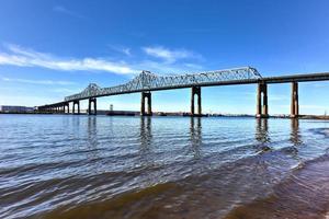 Die Outerbridge Crossing ist eine freitragende Brücke, die den Arthur Kill überspannt. die äußere brücke, wie sie oft genannt wird, verbindet perth amboy, new jersey, mit staten island, new york. foto