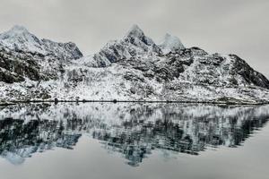 Berge und Küste von Maervoll, Lofoten, Norwegen foto