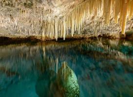 Kristallhöhle auf Bermuda. unterirdische höhle in der gemeinde hamilton, in der nähe des schlosshafens. foto