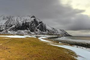 Malerischer Kiesstrand in Eggum, Lofoten-Inseln, Arktis, Norwegen, Skandinavien, Europa an einem bewölkten Wintertag. foto