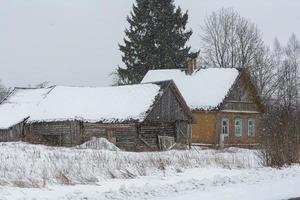 lettische ländliche Dorflandschaft in Latgale im Winter foto