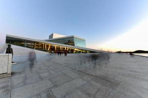 Oslo, Norwegen - 27. Februar 2016 - das Opernhaus von Oslo, Heimat der norwegischen Nationaloper und des Nationalballetts und des nationalen Operntheaters. es liegt im bjorvika-viertel im zentrum von oslo. foto