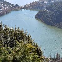 volle ansicht des naini-sees während der abendzeit nahe der einkaufsstraße in nainital, uttarakhand, indien, schöne ansicht des nainital-sees mit bergen und blauem himmel foto