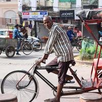 alt-delhi, indien, 15. april 2022 - nicht identifizierte gruppe von männern, die durch die straßen von alt-delhi gehen, straßenfotografie des chandni-chowk-marktes von alt-delhi während der morgenzeit, alt-delhi-straßenfotografie foto