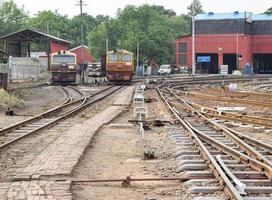 kalka, haryana, indien 14. mai 2022 - indische spielzeugzugdiesellokomotive am bahnhof kalka tagsüber, kalka shimla spielzeugzugdiesellokomotive foto