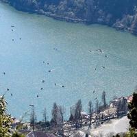 volle ansicht des naini-sees während der abendzeit nahe der einkaufsstraße in nainital, uttarakhand, indien, schöne ansicht des nainital-sees mit bergen und blauem himmel foto