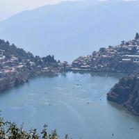 volle ansicht des naini-sees während der abendzeit nahe der einkaufsstraße in nainital, uttarakhand, indien, schöne ansicht des nainital-sees mit bergen und blauem himmel foto