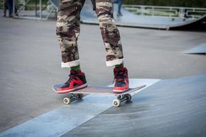 Skateboarder macht den Trick mit einem Sprung auf die Rampe. Skateboardfahrer, der in die Luft fliegt foto