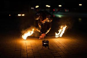 verschwommene Sicht, Feuershow. Männer machen Feuerkreise. unscharfer Hintergrund foto