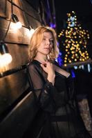 Porträt von sexy Blondine auf dem Hintergrund der Abendlichter foto