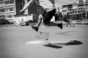 Skateboarder macht den Trick mit einem Sprung auf die Rampe. Skateboardfahrer, der in die Luft fliegt foto