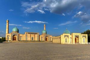 ansicht des taschkent hazrati imam-komplexes barakhan madrasa in taschkent, usbekistan. foto