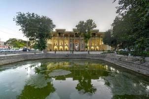 bolo-hauz-moschee aus dem 17. jahrhundert mit geschnitzten holzsäulen in buchara, usbekistan. foto