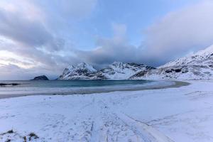 haukland beach auf den lofoten, norwegen im winter in der abenddämmerung. foto