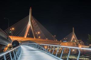 Boston Leonard p. zakim bunker hill gedächtnisbrücke bei nacht in bunker hill massachusetts, usa. foto