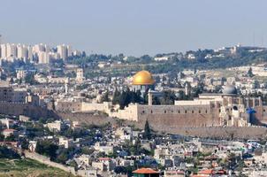 Panoramablick auf das weiße alte Jerusalem. die armon hanatziv promenade überblickt den größten teil von jerusalem und bietet einen wunderschönen ausblick auf die stadt. foto