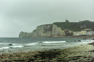 spektakuläre natürliche klippen aval von etretat und wunderschöne berühmte küste an einem bewölkten tag in der normandie, frankreich, europa. foto