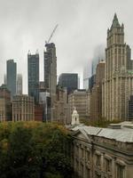 Blick auf die Skyline der Innenstadt von Manhattan an einem bewölkten Tag in New York City.
