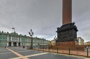 alexandersäule auf dem schlossplatz vor dem generalstabsgebäude, sankt petersberg, russland. foto