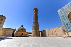 Großes Minarett des Kalon in Buchara, Usbekistan. es ist ein minarett des moscheekomplexes po-i-kalyan in buchara, usbekistan, und eines der markantesten wahrzeichen der stadt. foto