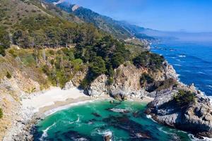 Mcway Falls ist ein 80 Fuß hoher Wasserfall an der Küste von Big Sur in Zentralkalifornien foto