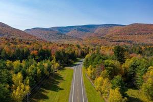 bunter Jägerberg im Hinterland von New York während des Höhepunkts des Herbstlaubs. foto