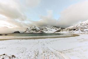 haukland beach auf den lofoten, norwegen im winter in der abenddämmerung. foto