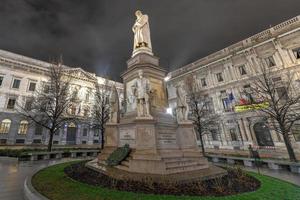 Statue von Leonardo da Vinci in Mailand, Italien bei Nacht. foto