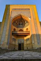 blick auf den eingang der mohammed amin medresse in chiwa, usbekistan. foto