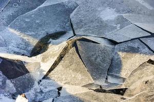 Felsen knacken durch das Eis in Boosen auf den Lofoten, Norwegen im Winter. foto