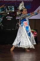 jakarta, indonesien im november 2022. kleine kinder vom kindergarten bis zur grundschule nehmen am nationalen archipel-tanzwettbewerb teil. foto