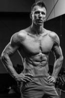 muskulöser Mann beim Training im Fitnessstudio foto