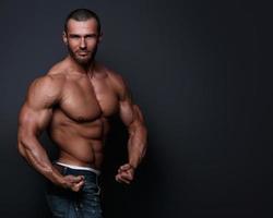 Porträt eines gutaussehenden muskulösen Mannes, der im Studio posiert foto