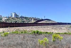 die grenzmauer zwischen den vereinigten staaten und mexiko von san diego, kalifornien, mit blick auf tijuana, mexiko. foto